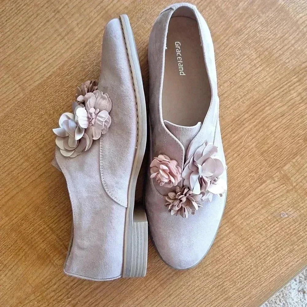 NWOT Floral accent Suede material slippers